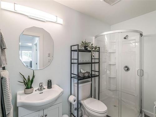 275 Castley Hts, Lake Cowichan, BC - Indoor Photo Showing Bathroom