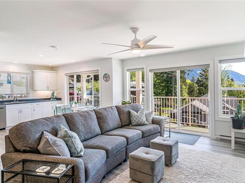 275 Castley Hts, Lake Cowichan, BC - Indoor Photo Showing Living Room