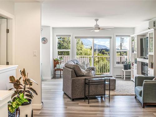 275 Castley Hts, Lake Cowichan, BC - Indoor Photo Showing Living Room