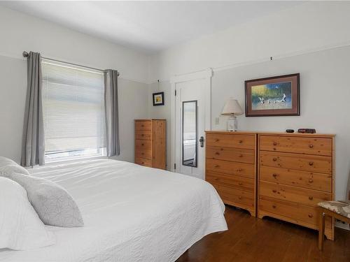 216 Wildwood Ave, Victoria, BC - Indoor Photo Showing Bedroom