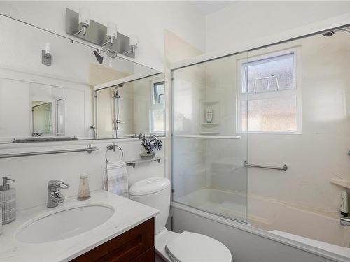 216 Wildwood Ave, Victoria, BC - Indoor Photo Showing Bathroom