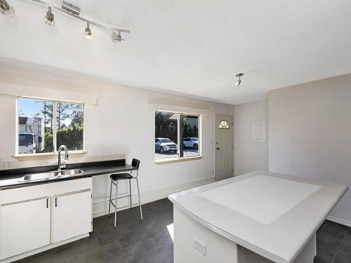 25-3271 Cowichan Lake Rd, Duncan, BC - Indoor Photo Showing Kitchen With Double Sink