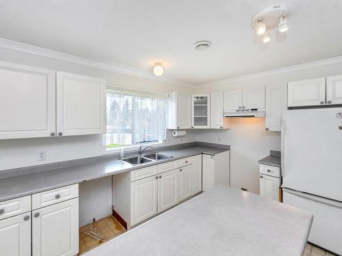 6057 Wisteria Way, Duncan, BC - Indoor Photo Showing Kitchen With Double Sink