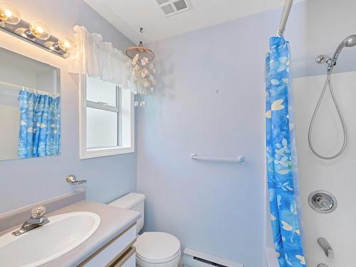 6057 Wisteria Way, Duncan, BC - Indoor Photo Showing Bathroom
