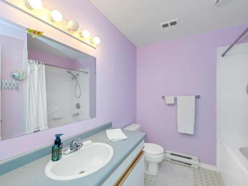 6057 Wisteria Way, Duncan, BC - Indoor Photo Showing Bathroom