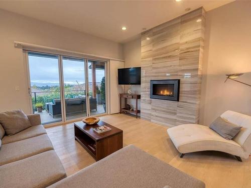 2645 Sunderland Rd, Campbell River, BC - Indoor Photo Showing Living Room With Fireplace