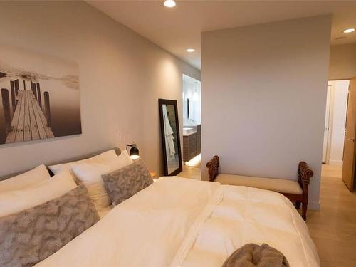 2645 Sunderland Rd, Campbell River, BC - Indoor Photo Showing Bedroom