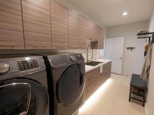 2645 Sunderland Rd, Campbell River, BC - Indoor Photo Showing Laundry Room