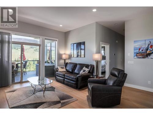 409 Dunbar Court, Kelowna, BC - Indoor Photo Showing Living Room