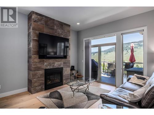 409 Dunbar Court, Kelowna, BC - Indoor Photo Showing Living Room With Fireplace