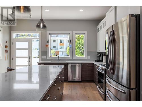 409 Dunbar Court, Kelowna, BC - Indoor Photo Showing Kitchen With Upgraded Kitchen