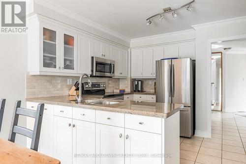 3923 Rushton Crescent, Mississauga, ON - Indoor Photo Showing Kitchen With Double Sink