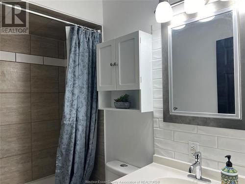 1320 Felix Avenue, Windsor, ON - Indoor Photo Showing Bathroom
