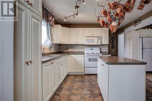 1536 Sparks Avenue, Sudbury, ON - Indoor Photo Showing Kitchen With Double Sink