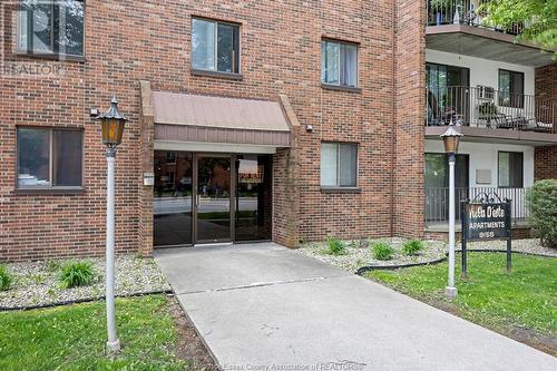 9155 Wyandotte Street East, Windsor, ON - Outdoor With Exterior