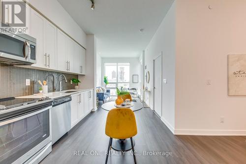 712 - 4011 Brickstone Mews, Mississauga, ON - Indoor Photo Showing Kitchen With Upgraded Kitchen