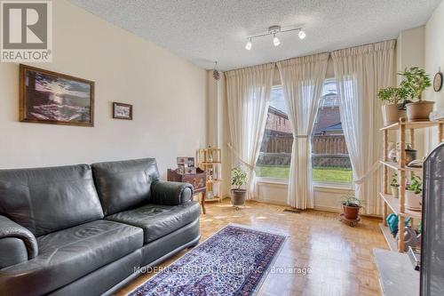 5483 Middlebury Drive, Mississauga, ON - Indoor Photo Showing Living Room