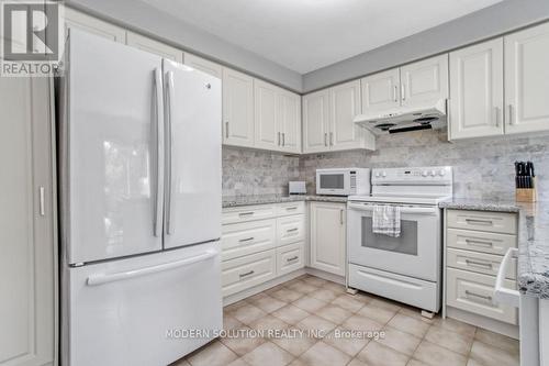 5483 Middlebury Drive, Mississauga, ON - Indoor Photo Showing Kitchen