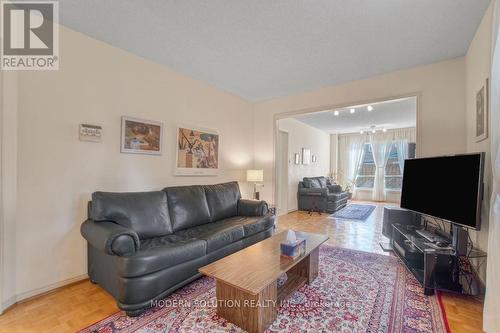 5483 Middlebury Drive, Mississauga, ON - Indoor Photo Showing Living Room