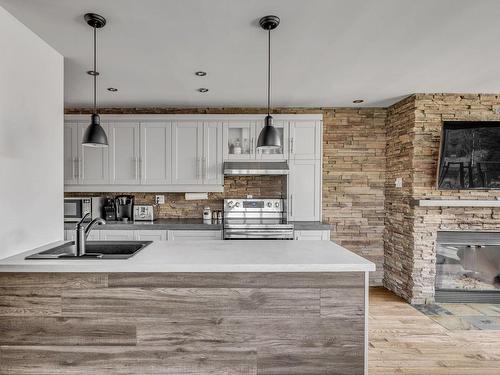 Kitchen - 1 Mtée Du Boisé, Stoneham-Et-Tewkesbury, QC - Indoor Photo Showing Kitchen With Fireplace With Double Sink