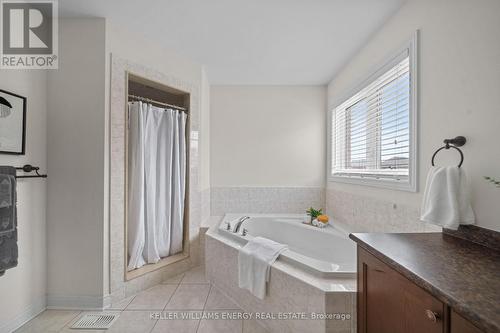 876 Black Cherry Drive, Oshawa, ON - Indoor Photo Showing Bathroom