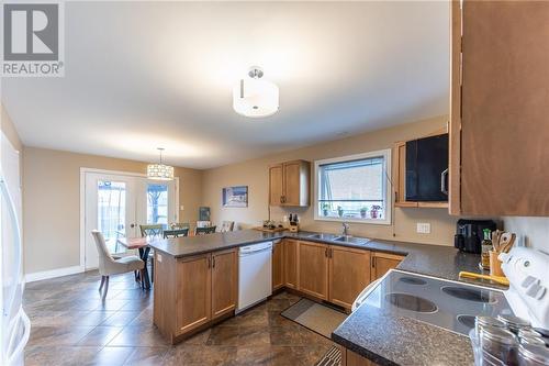 2010 Sandstone Crescent, Petawawa, ON - Indoor Photo Showing Kitchen With Double Sink