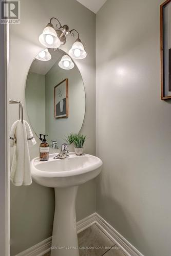 1558 Evans Boulevard, London, ON - Indoor Photo Showing Bathroom