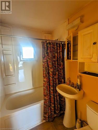 670 7Th Avenue, Hanover, ON - Indoor Photo Showing Bathroom
