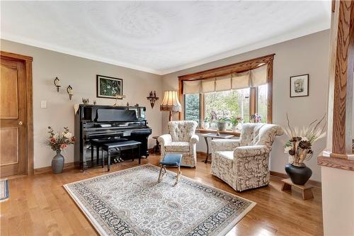 685 Robson Road, Waterdown, ON - Indoor Photo Showing Living Room