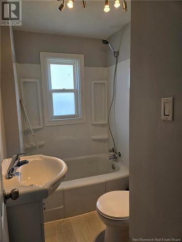 740 Beaconsfield Avenue, Saint John, NB - Indoor Photo Showing Bathroom