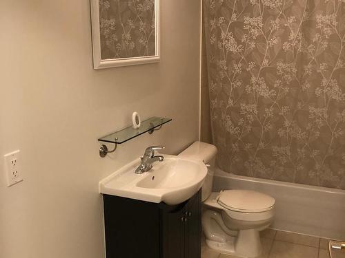 1-27 Nassau St, Oshawa, ON - Indoor Photo Showing Bathroom