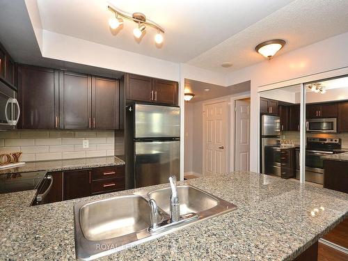 1206-208 Enfield Pl, Mississauga, ON - Indoor Photo Showing Kitchen With Stainless Steel Kitchen With Double Sink With Upgraded Kitchen