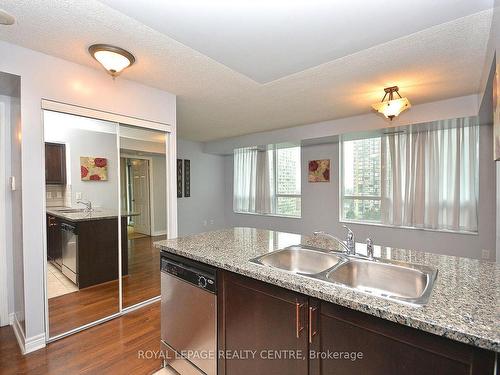 1206-208 Enfield Pl, Mississauga, ON - Indoor Photo Showing Kitchen With Double Sink