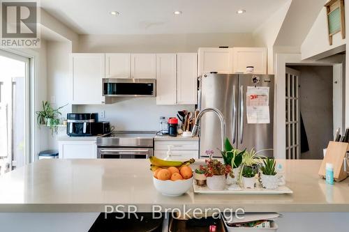 1034 Caven Street N, Mississauga, ON - Indoor Photo Showing Kitchen With Upgraded Kitchen