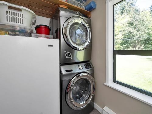 3876 Castle Dr, Campbell River, BC - Indoor Photo Showing Laundry Room