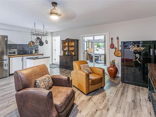 64 Bald Eagle Cres, Bowser, BC - Indoor Photo Showing Living Room