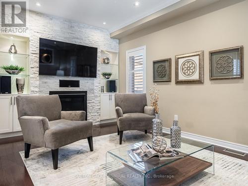 110 White Spruce Crescent, Vaughan, ON - Indoor Photo Showing Living Room