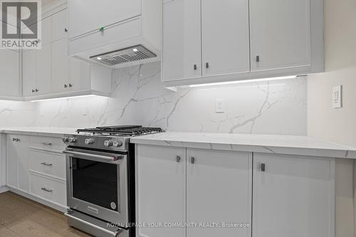120 Lewis Honey Drive, Aurora, ON - Indoor Photo Showing Kitchen With Upgraded Kitchen