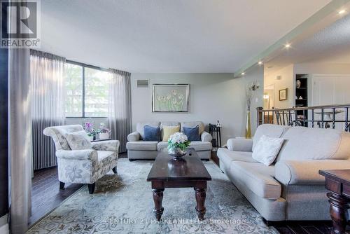 403 - 50 Baif Boulevard, Richmond Hill, ON - Indoor Photo Showing Living Room