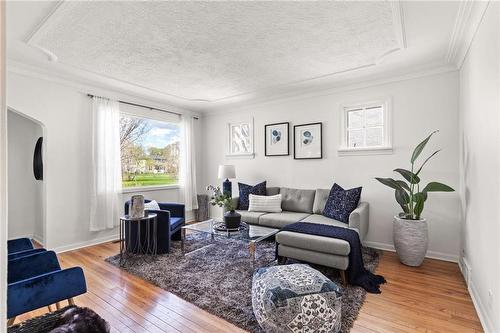 1007 Clifton Street, Winnipeg, MB - Indoor Photo Showing Living Room