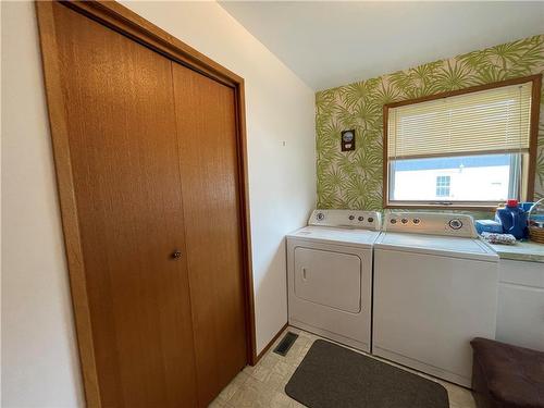 227 Lindsay Street, Mccreary, MB - Indoor Photo Showing Laundry Room