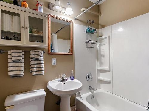 1022 Pemberton Rd, Victoria, BC - Indoor Photo Showing Bathroom