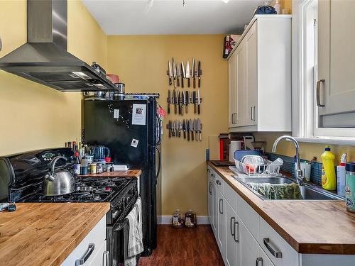1022 Pemberton Rd, Victoria, BC - Indoor Photo Showing Kitchen With Double Sink