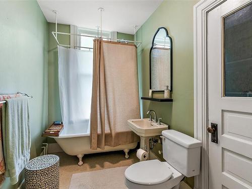 1022 Pemberton Rd, Victoria, BC - Indoor Photo Showing Bathroom