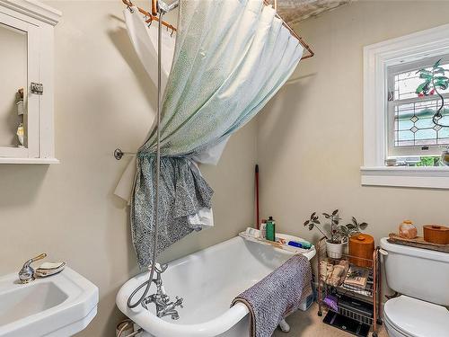 1022 Pemberton Rd, Victoria, BC - Indoor Photo Showing Bathroom