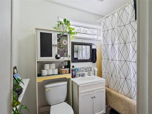 1022 Pemberton Rd, Victoria, BC - Indoor Photo Showing Bathroom