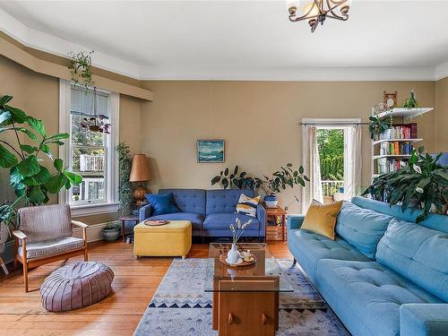 1022 Pemberton Rd, Victoria, BC - Indoor Photo Showing Living Room