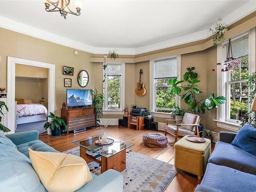 1022 Pemberton Rd, Victoria, BC - Indoor Photo Showing Living Room