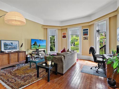 1022 Pemberton Rd, Victoria, BC - Indoor Photo Showing Living Room