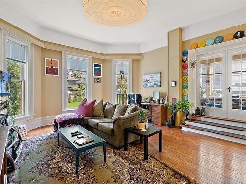 1022 Pemberton Rd, Victoria, BC - Indoor Photo Showing Living Room